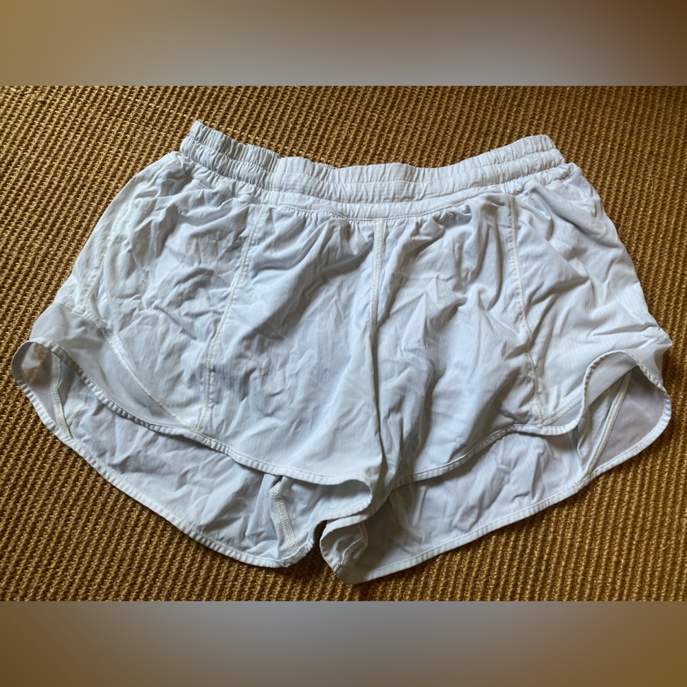 Lululemon white Hotty hot shorts low rise 4”